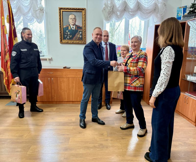 Полицейский и общественники в Красногорске поздравили женщин-ветеранов органов внутренних дел с весенним праздником