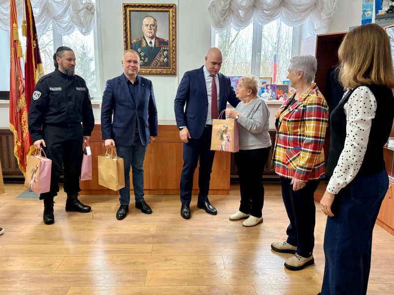 Полицейский и общественники в Красногорске поздравили женщин-ветеранов органов внутренних дел с весенним праздником