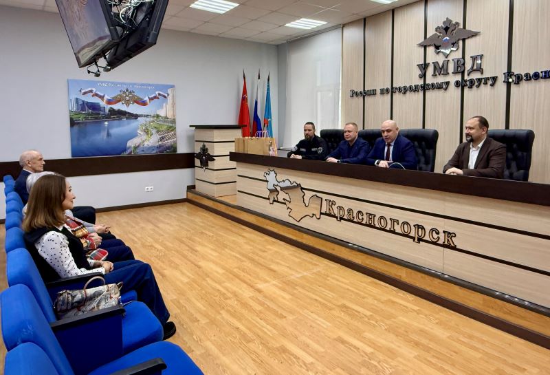 Полицейский и общественники в Красногорске поздравили женщин-ветеранов органов внутренних дел с весенним праздником