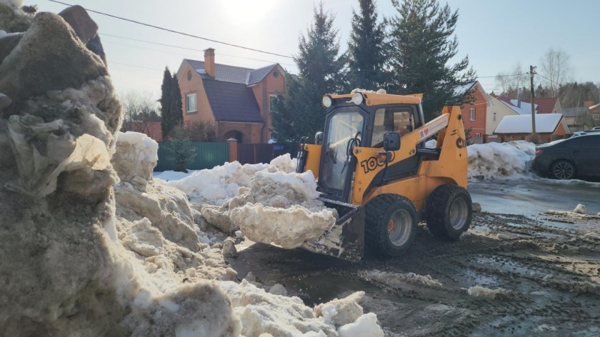 В Красногорске продолжается вывоз снега