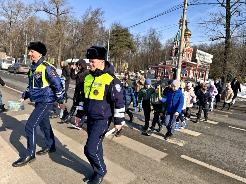 В Подмосковье автоинспекторы  помогают учащимся прокладывать безопасные маршруты в школу
