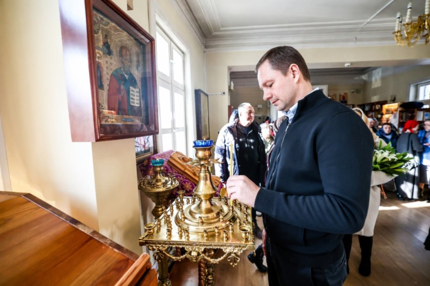 Дмитрий Волков принял участие в богослужении в Знаменском храме деревни Марьино