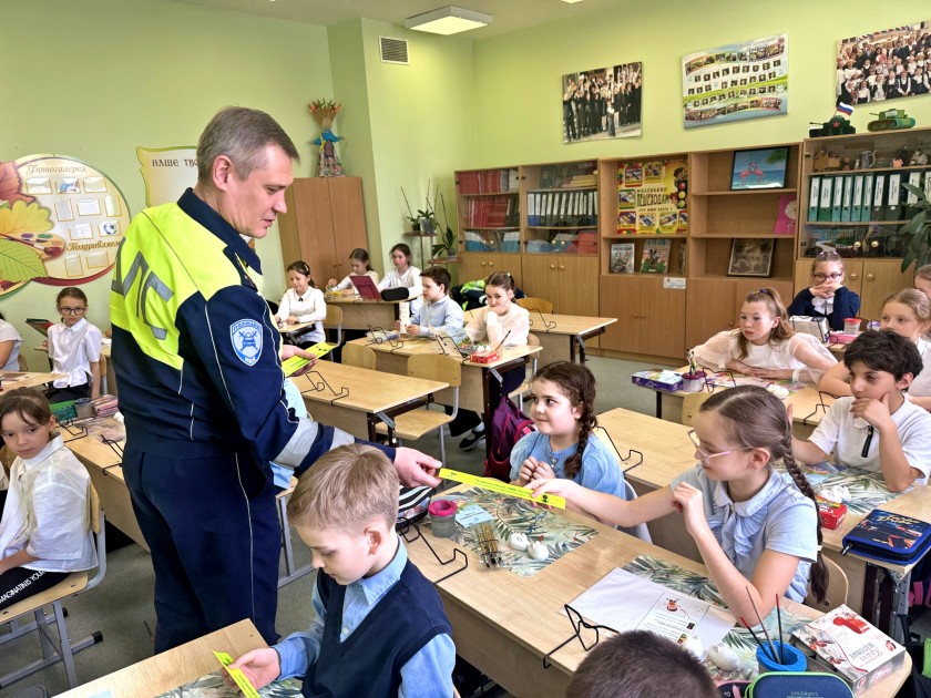 СОТРУДНИКИ ПОДМОСКОВНОЙ ГОСАВТОИНСПЕКЦИИ НАПОМНИЛИ ШКОЛЬНИКАМ ПРАВИЛА БЕЗОПАСНОСТИ НА ДОРОГАХ