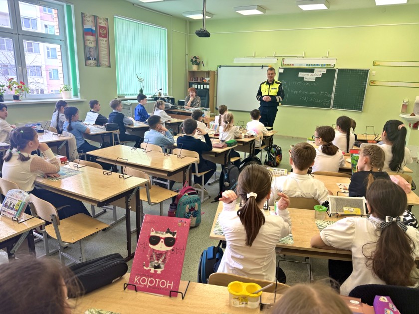 СОТРУДНИКИ ПОДМОСКОВНОЙ ГОСАВТОИНСПЕКЦИИ НАПОМНИЛИ ШКОЛЬНИКАМ ПРАВИЛА БЕЗОПАСНОСТИ НА ДОРОГАХ