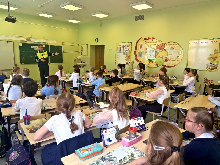 СОТРУДНИКИ ПОДМОСКОВНОЙ ГОСАВТОИНСПЕКЦИИ НАПОМНИЛИ ШКОЛЬНИКАМ ПРАВИЛА БЕЗОПАСНОСТИ НА ДОРОГАХ