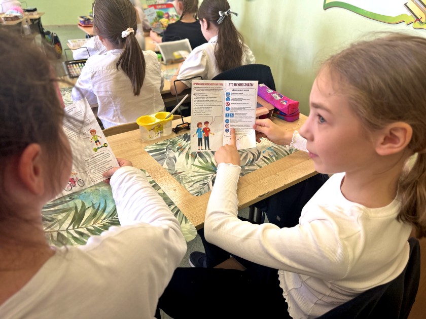 СОТРУДНИКИ ПОДМОСКОВНОЙ ГОСАВТОИНСПЕКЦИИ НАПОМНИЛИ ШКОЛЬНИКАМ ПРАВИЛА БЕЗОПАСНОСТИ НА ДОРОГАХ