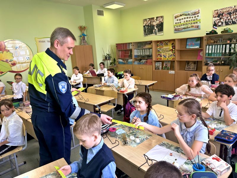 Госавтоинспектор в Красногорске провёл урок по безопасности дорожного движения для школьников
