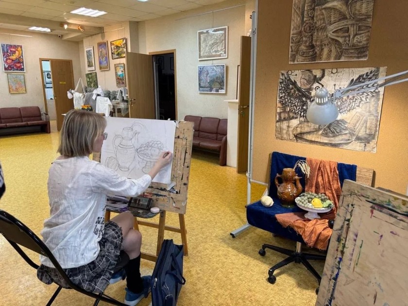 Красногорские партийцы поздравили педагогов Нахабинской школы искусств с праздником в преддверии Дня работника культуры