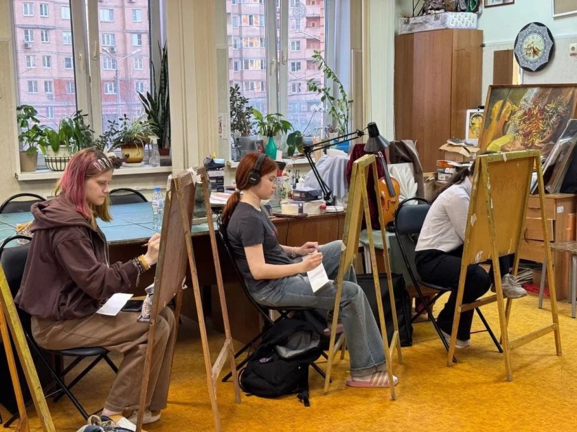 Красногорские партийцы поздравили педагогов Нахабинской школы искусств с праздником в преддверии Дня работника культуры