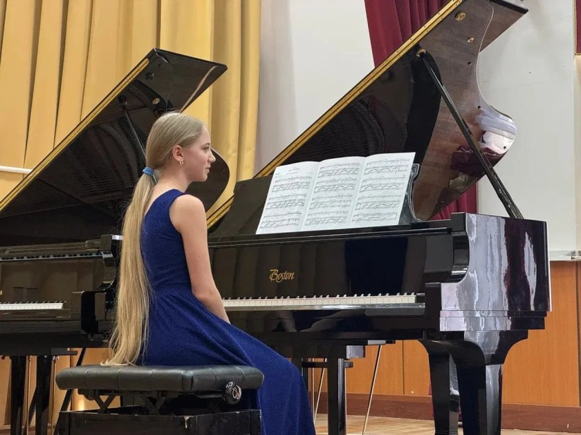 Красногорские партийцы поздравили педагогов Нахабинской школы искусств с праздником в преддверии Дня работника культуры