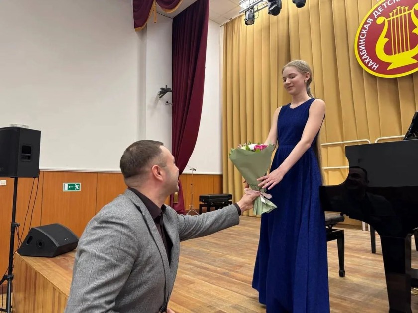 Красногорские партийцы поздравили педагогов Нахабинской школы искусств с праздником в преддверии Дня работника культуры