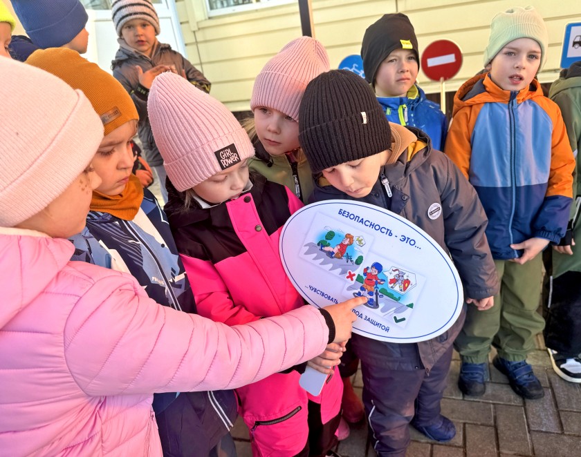 Сотрудники Подмосковной Госавтоинспекции провели тематическое занятие для дошкольников «Светофор собирает друзей»