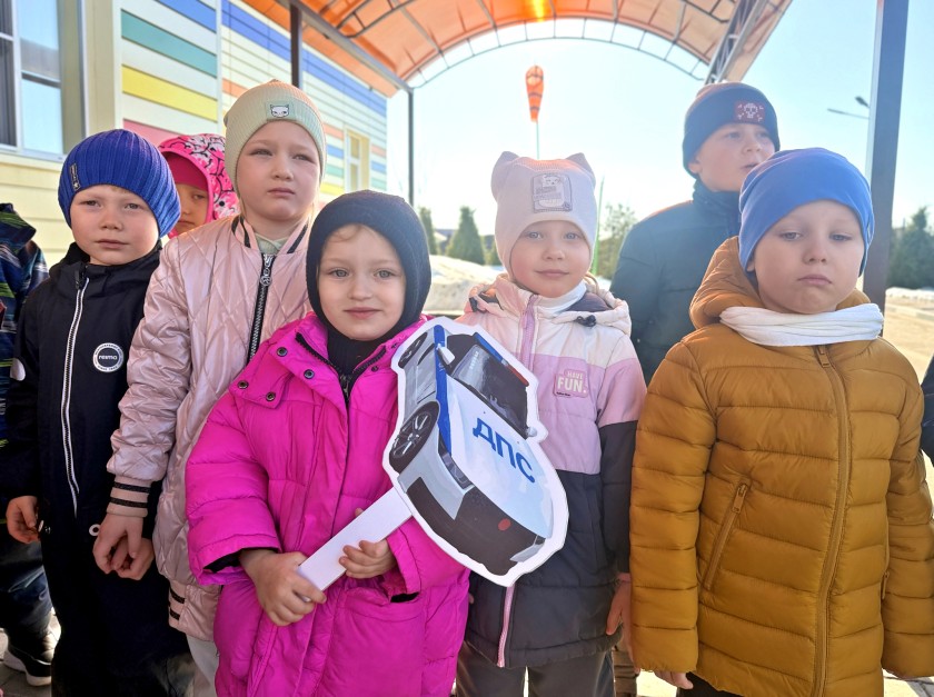 Сотрудники Подмосковной Госавтоинспекции провели тематическое занятие для дошкольников «Светофор собирает друзей»