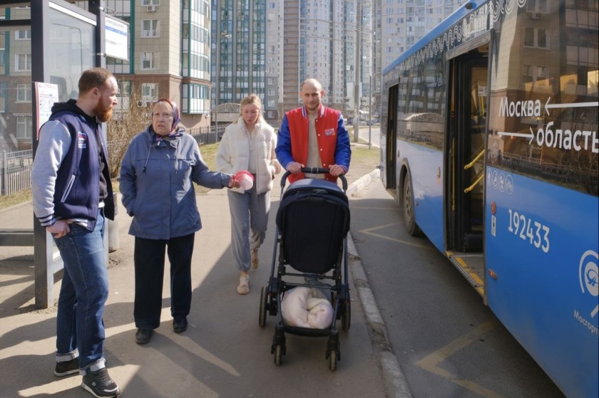 Заместитель руководителя фракции «Единая Россия» в местном Совете депутатов Артур Бадретдинов проверил работу нового маршрута №1542 от метро «Тушинская» до ЖК «Изумрудные холмы»