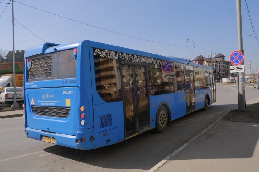 Заместитель руководителя фракции «Единая Россия» в местном Совете депутатов Артур Бадретдинов проверил работу нового маршрута №1542 от метро «Тушинская» до ЖК «Изумрудные холмы»