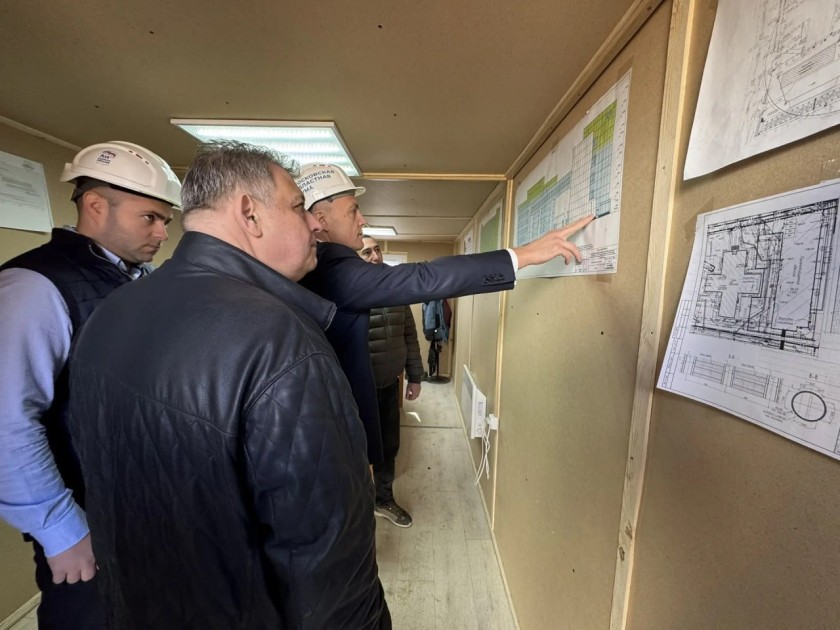 Депутатский контроль: Роман Володин проинспектировал строительство поликлиники в Нахабино