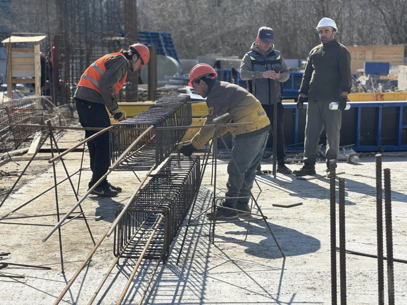 Депутатский контроль: Роман Володин проинспектировал строительство поликлиники в Нахабино