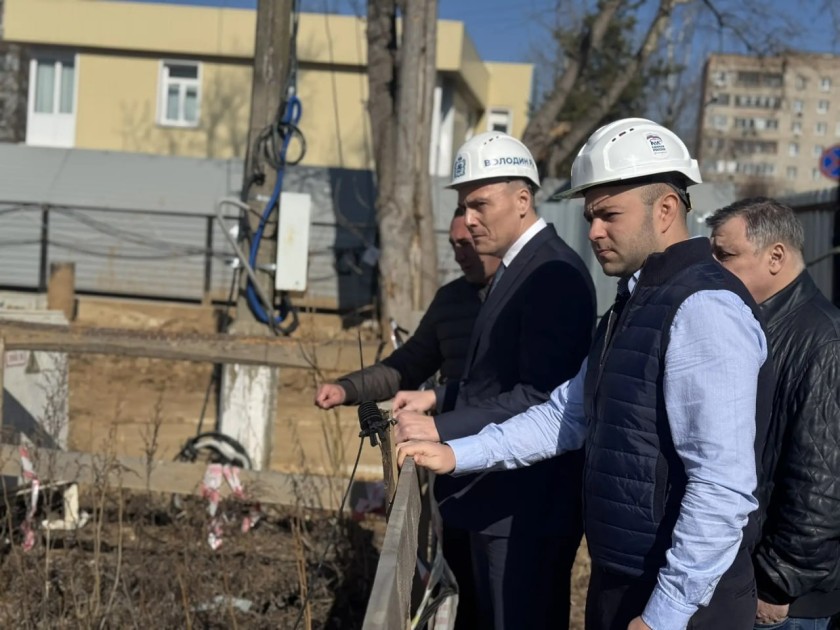 Депутатский контроль: Роман Володин проинспектировал строительство поликлиники в Нахабино