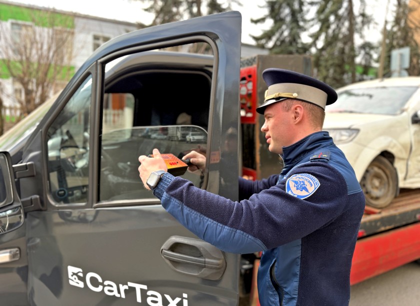 В РАМКАХ ПРОФИЛАКТИЧЕСКОГО МЕРОПРИЯТИЯ «ТОНИРОВКА» СОТРУДНИКИ ГОСАВТОИНСПЕКЦИИ НАПОМНИЛИ ВОДИТЕЛЯМ О СТРОГОМ СОБЛЮДЕНИИ ПРАВИЛ ДОРОЖНОГО ДВИДЕНИЯ