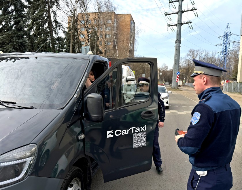 В РАМКАХ ПРОФИЛАКТИЧЕСКОГО МЕРОПРИЯТИЯ «ТОНИРОВКА» СОТРУДНИКИ ГОСАВТОИНСПЕКЦИИ НАПОМНИЛИ ВОДИТЕЛЯМ О СТРОГОМ СОБЛЮДЕНИИ ПРАВИЛ ДОРОЖНОГО ДВИДЕНИЯ