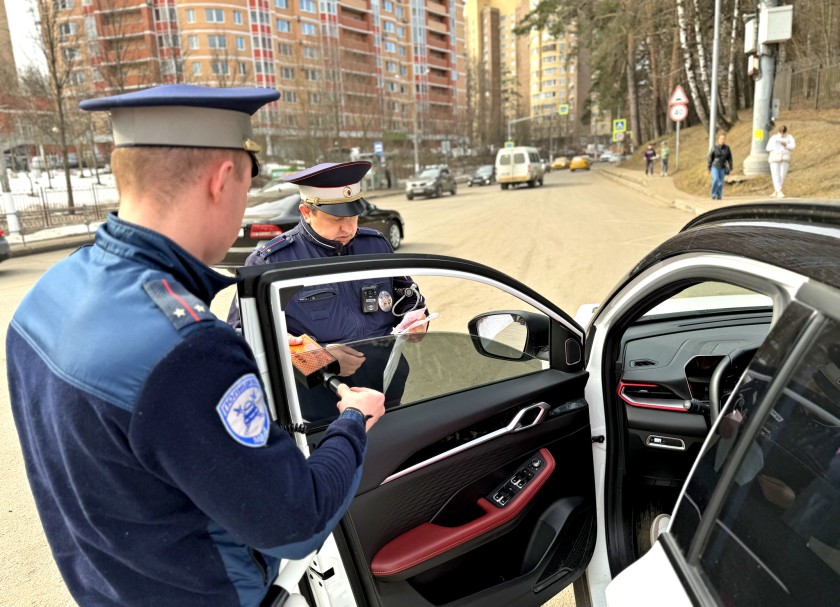 В РАМКАХ ПРОФИЛАКТИЧЕСКОГО МЕРОПРИЯТИЯ «ТОНИРОВКА» СОТРУДНИКИ ГОСАВТОИНСПЕКЦИИ НАПОМНИЛИ ВОДИТЕЛЯМ О СТРОГОМ СОБЛЮДЕНИИ ПРАВИЛ ДОРОЖНОГО ДВИДЕНИЯ