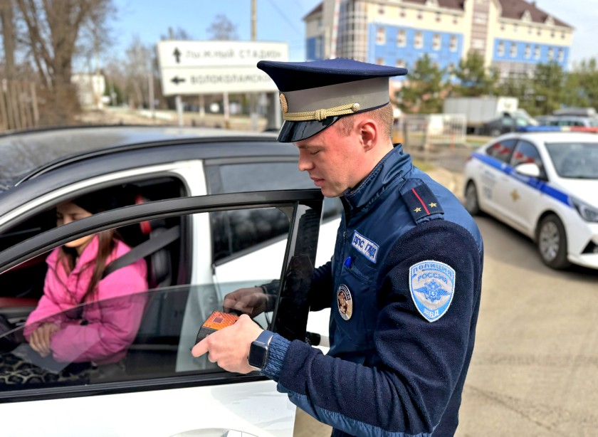 В РАМКАХ ПРОФИЛАКТИЧЕСКОГО МЕРОПРИЯТИЯ «ТОНИРОВКА» СОТРУДНИКИ ГОСАВТОИНСПЕКЦИИ НАПОМНИЛИ ВОДИТЕЛЯМ О СТРОГОМ СОБЛЮДЕНИИ ПРАВИЛ ДОРОЖНОГО ДВИДЕНИЯ