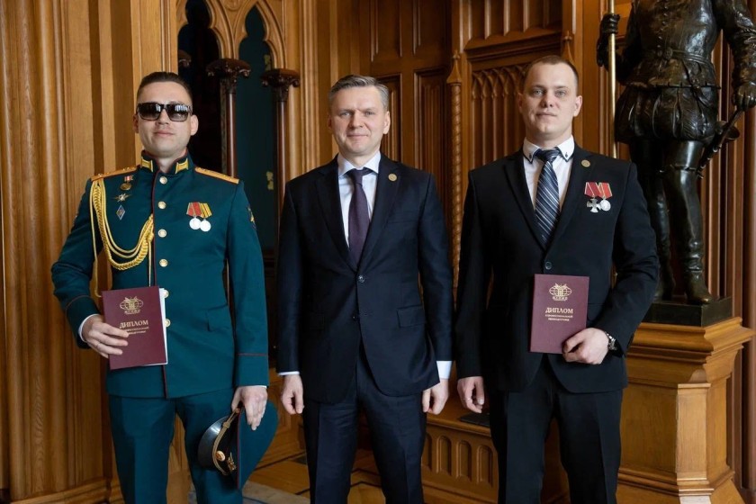 Вместе с Министром иностранных дел РФ Сергеем Лавровым статс-секретарь – заместитель Министра обороны РФ, председатель фонда «Защитники Отечества» Анна Цивилева вручила дипломы ветеранам СВО – выпускникам программы профессиональной переподготовки «Управле