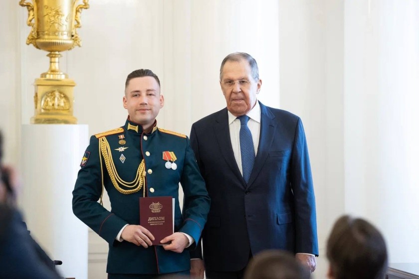 Вместе с Министром иностранных дел РФ Сергеем Лавровым статс-секретарь – заместитель Министра обороны РФ, председатель фонда «Защитники Отечества» Анна Цивилева вручила дипломы ветеранам СВО – выпускникам программы профессиональной переподготовки «Управле