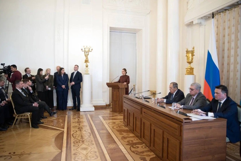 Вместе с Министром иностранных дел РФ Сергеем Лавровым статс-секретарь – заместитель Министра обороны РФ, председатель фонда «Защитники Отечества» Анна Цивилева вручила дипломы ветеранам СВО – выпускникам программы профессиональной переподготовки «Управле