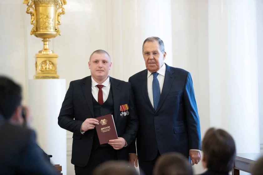 Вместе с Министром иностранных дел РФ Сергеем Лавровым статс-секретарь – заместитель Министра обороны РФ, председатель фонда «Защитники Отечества» Анна Цивилева вручила дипломы ветеранам СВО – выпускникам программы профессиональной переподготовки «Управле