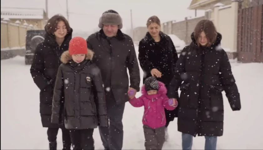 Пока родители были на передовой, дома их ждали близкие – с любовью, теплом и верой.