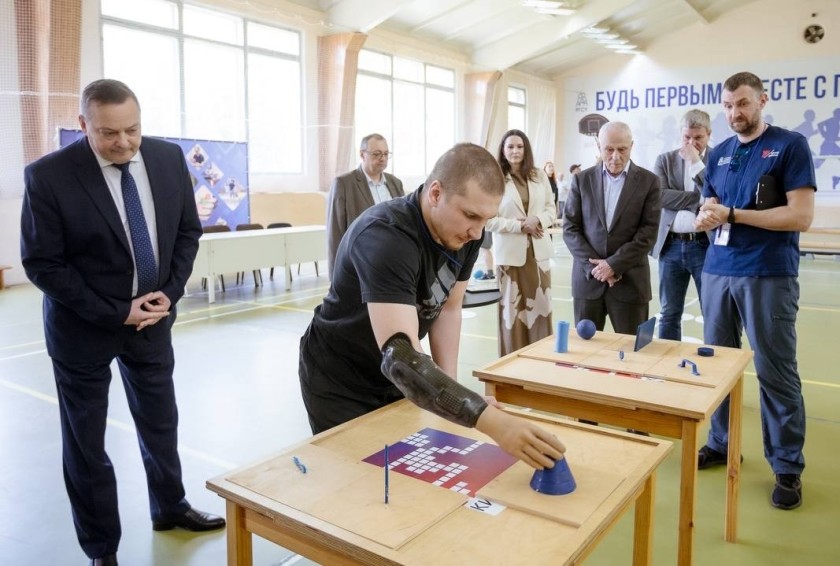 Фонд «Защитники Отечества» и Союз «Кибатлетика» с 2024 года развивают совместную программу реабилитации ветеранов СВО с тяжелыми травмами и ранениями, возвращая им мобильность и уверенность в собственных силах.