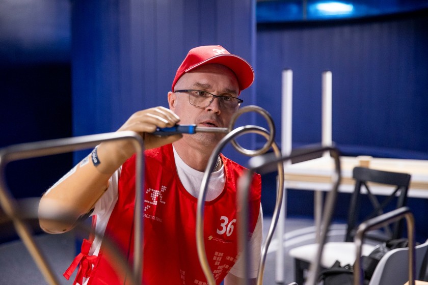 Фонд «Защитники Отечества» и Союз «Кибатлетика» с 2024 года развивают совместную программу реабилитации ветеранов СВО с тяжелыми травмами и ранениями, возвращая им мобильность и уверенность в собственных силах.