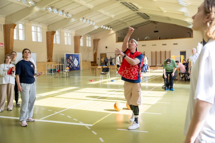 Фонд «Защитники Отечества» и Союз «Кибатлетика» с 2024 года развивают совместную программу реабилитации ветеранов СВО с тяжелыми травмами и ранениями, возвращая им мобильность и уверенность в собственных силах.