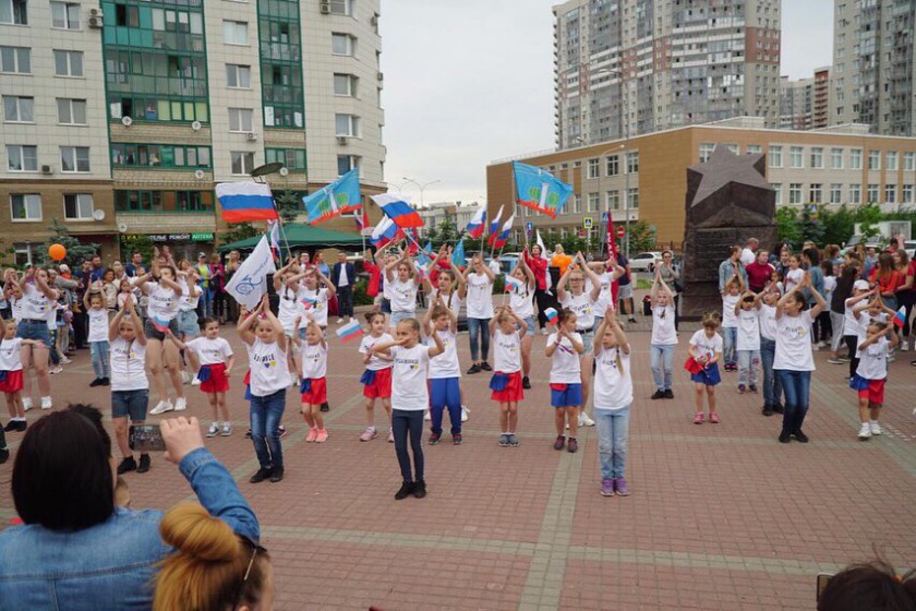 Молодежь Красногорска отметила День России флешмобом в Изумрудных холмах