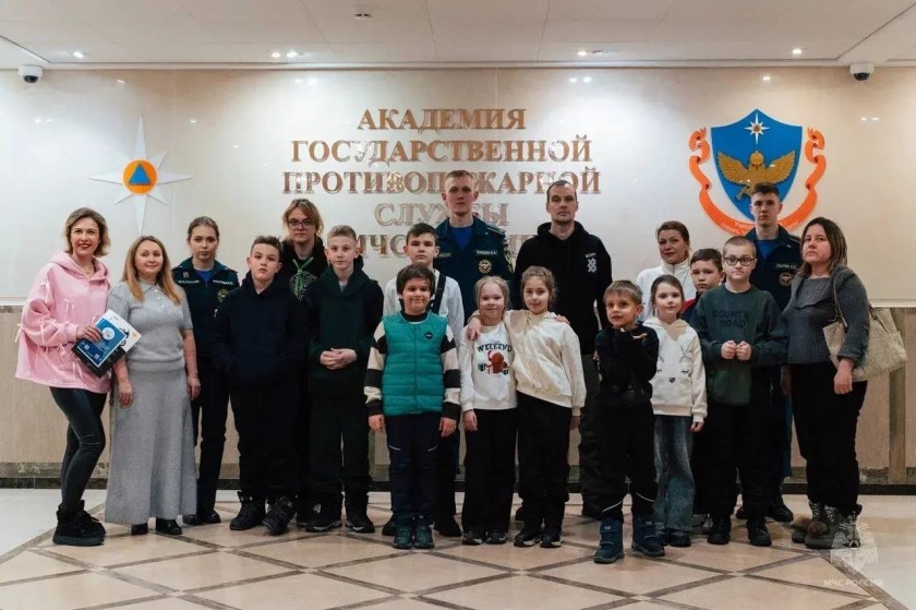 Фонд «Защитники Отечества» совместно с МЧС России проводит для семей участников и ветеранов спецоперации просветительские мероприятия, которые помогают детям ближе познакомиться с профессией спасателя.