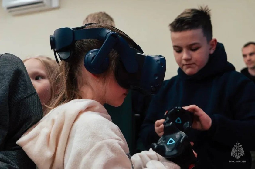 Фонд «Защитники Отечества» совместно с МЧС России проводит для семей участников и ветеранов спецоперации просветительские мероприятия, которые помогают детям ближе познакомиться с профессией спасателя.