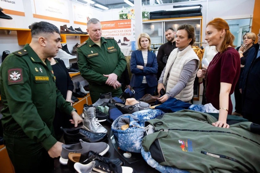 При поддержке Президента России фонд «Защитники Отечества» обеспечивает ветеранов с инвалидностью адаптивной одеждой.