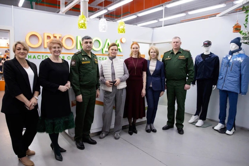 При поддержке Президента России фонд «Защитники Отечества» обеспечивает ветеранов с инвалидностью адаптивной одеждой.