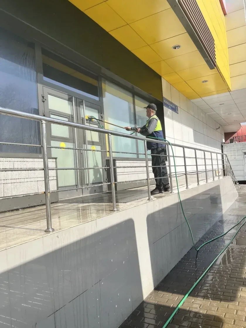 Представители бизнеса активно участвуют в месячнике благоустройства и проводят субботники на территориях своих объектов