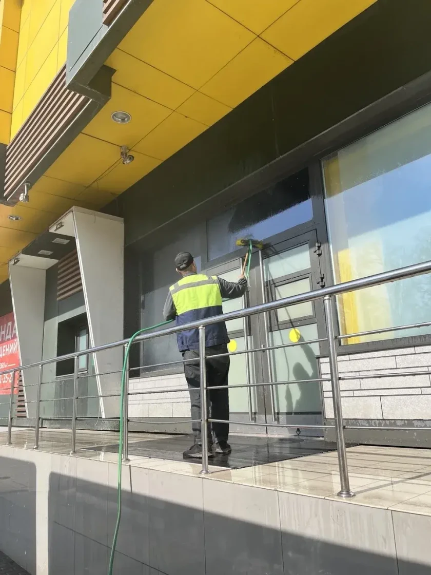 Представители бизнеса активно участвуют в месячнике благоустройства и проводят субботники на территориях своих объектов