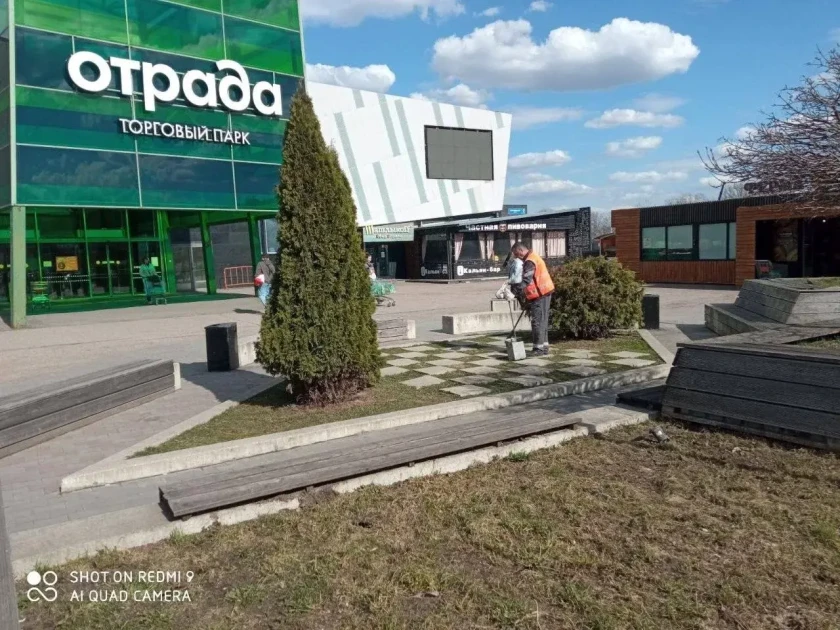 Сотрудники торговых центров присоединились к субботнику