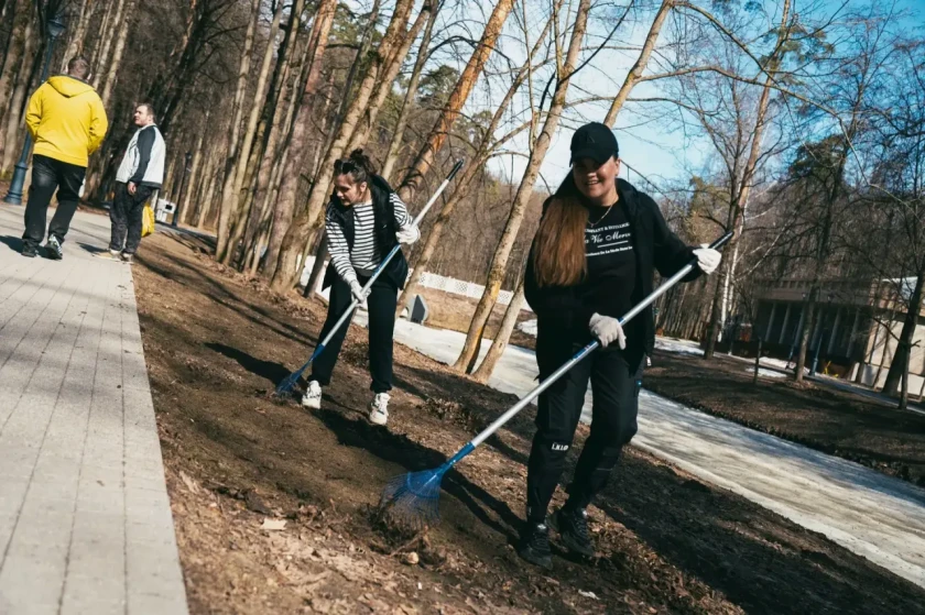 Более тысячи человек присоединились к традиционному субботнику, который стал частью большой, сплоченной работы по наведению порядка и уюта в городском округе Красногорск