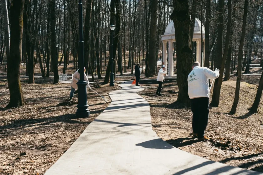 Более тысячи человек присоединились к традиционному субботнику, который стал частью большой, сплоченной работы по наведению порядка и уюта в городском округе Красногорск