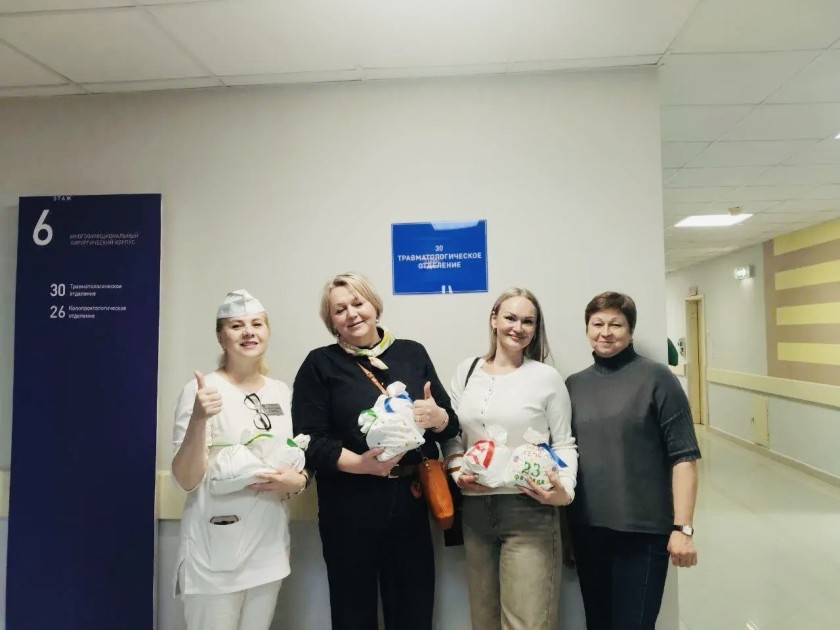 Тепло детского внимания и заботы: НМИЦ ВМТ им. А.А. Вишневского посетили сотрудники особого семейного центра «Семь-Я»