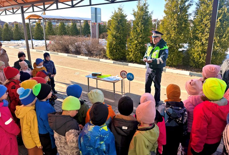 Госавтоинспекторы Красногорска провели тематическое занятие с дошкольниками