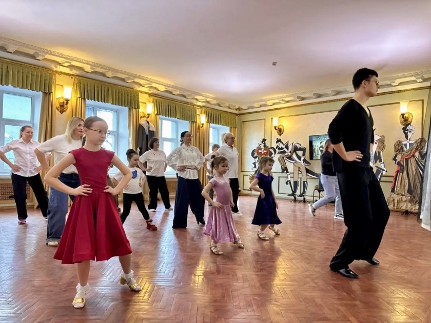В молодежном центре прошёл вдохновляющий мастер-класс по бальным танцам «В ритме танца»