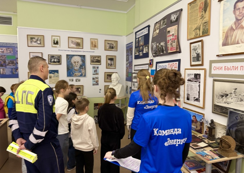 О покорении космоса и порядке на дорогах: госавтоинспекторы Красногорска провели экскурсию для школьников