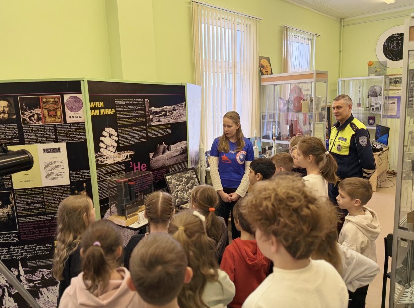 О покорении космоса и порядке на дорогах: госавтоинспекторы Красногорска провели экскурсию для школьников
