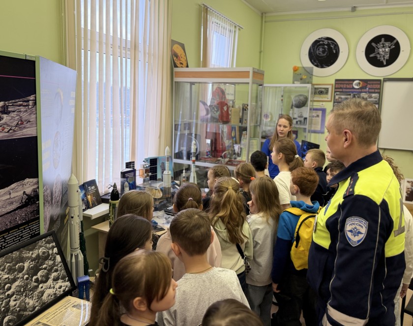 О покорении космоса и порядке на дорогах: госавтоинспекторы Красногорска провели экскурсию для школьников